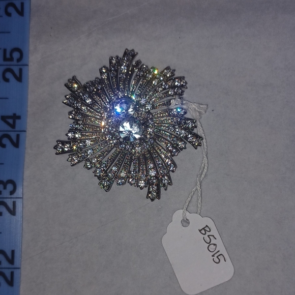 NWT Crystal Brooch - Picture 5 of 8